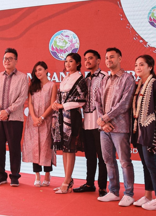 Erina Gudono memberikan dukungan untuk bisnis baru sang suami lewat tulisan pada captio foto yang diunggahnya. “Mohon doanya yaa teman teman semoga Creative Hub kerjasama RANS dan Hebat bisa opening tahun depan, jadi tempat berkumpul makan bersama keluarga dan kawula muda, serta memajukan UMKM Indonesia!” tulisnya. Foto: Instagram/@erinagudono