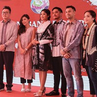 Erina Gudono memberikan dukungan untuk bisnis baru sang suami lewat tulisan pada captio foto yang diunggahnya. “Mohon doanya yaa teman teman semoga Creative Hub kerjasama RANS dan Hebat bisa opening tahun depan, jadi tempat berkumpul makan bersama keluarga dan kawula muda, serta memajukan UMKM Indonesia!” tulisnya. Foto: Instagram/@erinagudono