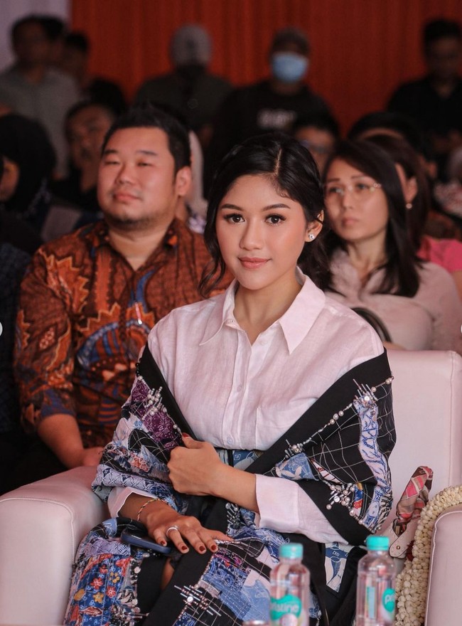 Perusahaan Kaesang Pangarep bekerjasama dengan RANS yang digawangi Raffi Ahmad dan Nagita Slavina akan membuka sebuah creative hub untuk anak muda. Mendampingi sang suami dalam acara peluncuran, Erina Gudono tampil dengan gaya chic dan elegan. Foto: Instagram/@erinagudono