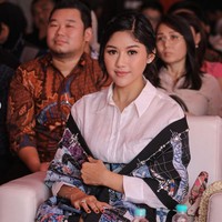 Perusahaan Kaesang Pangarep bekerjasama dengan RANS yang digawangi Raffi Ahmad dan Nagita Slavina akan membuka sebuah creative hub untuk anak muda. Mendampingi sang suami dalam acara peluncuran, Erina Gudono tampil dengan gaya chic dan elegan. Foto: Instagram/@erinagudono