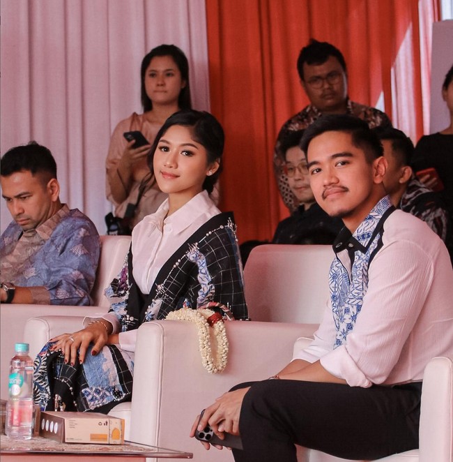 Di akhir tulisan, menantu Presiden Jokowi ini juga bercanda soal Kaesang yang akan maju pemilihan wali kota. “Slide untuk liat Mas Kaesang pidato latihan kalau nanti maju walikota,” tutupnya. Foto: Instagram/@erinagudono