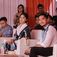 Di akhir tulisan, menantu Presiden Jokowi ini juga bercanda soal Kaesang yang akan maju pemilihan wali kota. “Slide untuk liat Mas Kaesang pidato latihan kalau nanti maju walikota,” tutupnya. Foto: Instagram/@erinagudono