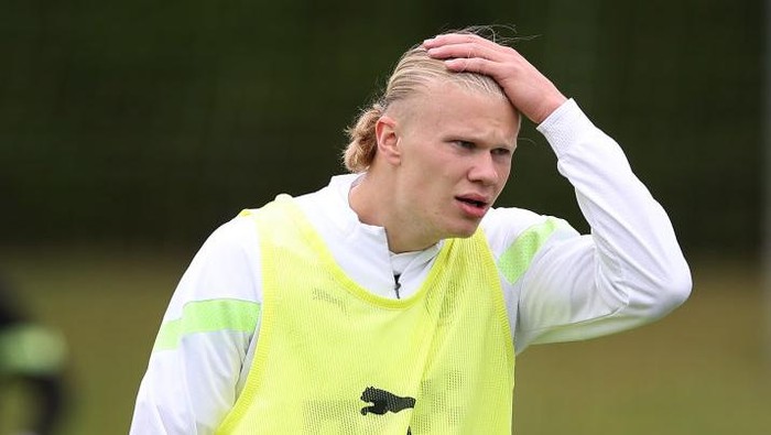MANCHESTER, ENGLAND - JUNE 06:  Erling Haaland of Manchester City looks on during a training session at their UEFA Champions League Media Day at Manchester City Football Academy on June 06, 2023 in Manchester, England. (Photo by Alex Livesey - Danehouse/Getty Images)