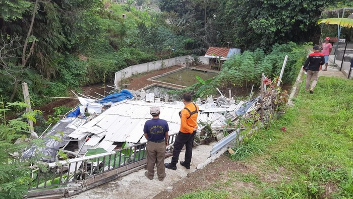 Fondasi Rapuh, Rumah Warga Bogor Ambruk Usai Hujan Deras ( dok BPBD Kota Bogor)