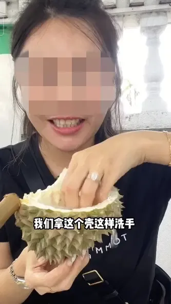 Aksi food vlogger minum air bekas cuci tangan di cangkang durian bikin geli netizen