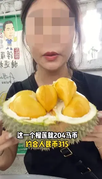 Aksi food vlogger minum air bekas cuci tangan di cangkang durian bikin geli netizen