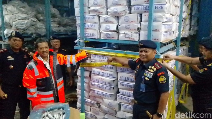 Foto: Menteri KKP Sakti Wahyu Trenggono menyegel ikan beku jenis Salem asal china di Batam. (Alamudin/detikSumut) Foto: Menteri KKP Sakti Wahyu Trenggono menyegel ikan beku jenis Salem asal china di Batam. (Alamudin/detikSumut)