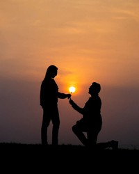 Foto siluet Matahari terbenam