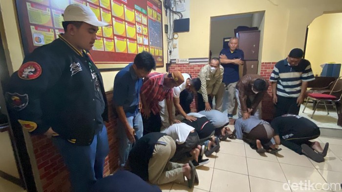 Geng motor sujud di kaki orang tua