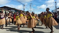 Setelah doa adat Bupati dan Wakil menaiki perahu untuk mendayung menyisir laut Kaimana. Kegiatan di lanjutkan pelepasan karnaval dari perwakilan masyarakat yang ada di Kaimana. Rangkain acara dilakukan sebagai bentuk menumbuhkan rasa kecintaannya kepada adat istiadat dan leluhur. 