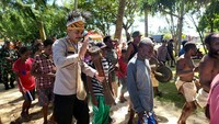 Doa dari perwakilan suku dan sajian makanan disebutkan kepala adat sebagai bentuk rasa syukur kepada Tuhan Yang Maha Esa atas usianya Kaimana sudah ke 20 tahun. Sedangkan sajian makanan adalah cara adat dari leluhur yang mengartikan sebagai bentuk komunikasi sesama suku.  