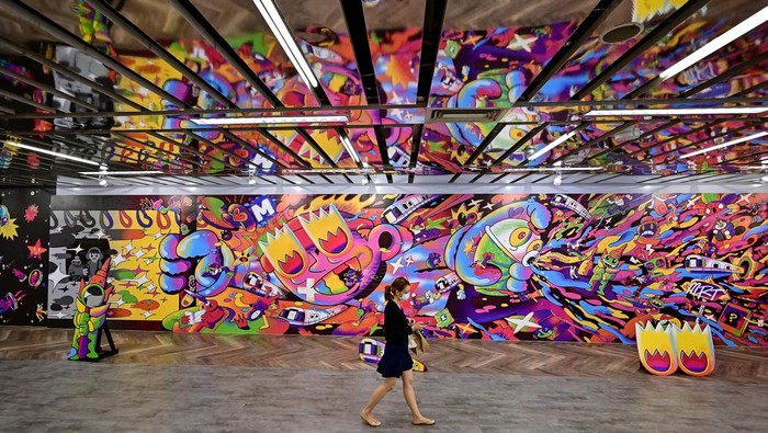 Grafiti Warna-warni Percantik Stasiun MRT di Thailand Commuters walk past the 'Metro Art' project exhibition at the Phahon Yothin MRT underground commuter train station in Bangkok on June 7, 2023. (Photo by MANAN VATSYAYANA / AFP) (Photo by MANAN VATSYAYANA/AFP via Getty Images)