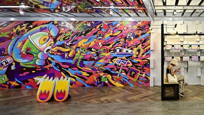 Grafiti Warna-warni Percantik Stasiun MRT di Thailand Commuters walk past the 'Metro Art' project exhibition at the Phahon Yothin MRT underground commuter train station in Bangkok on June 7, 2023. (Photo by MANAN VATSYAYANA / AFP) (Photo by MANAN VATSYAYANA/AFP via Getty Images)