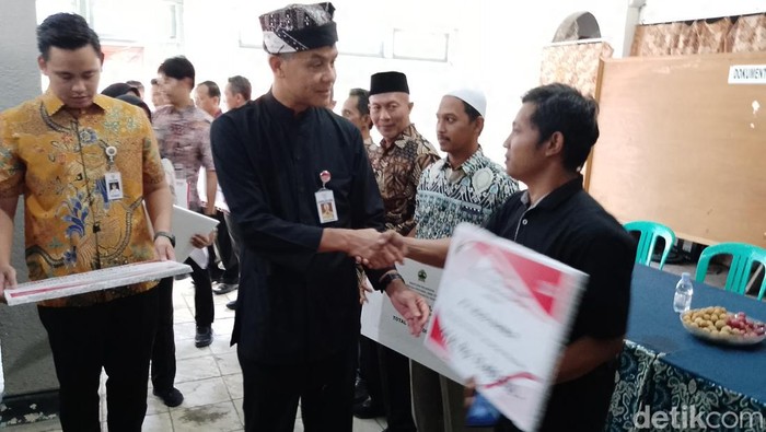 Gubernur Jawa Tengah Ganjar Pranowo memberikan bantuan kepada warga