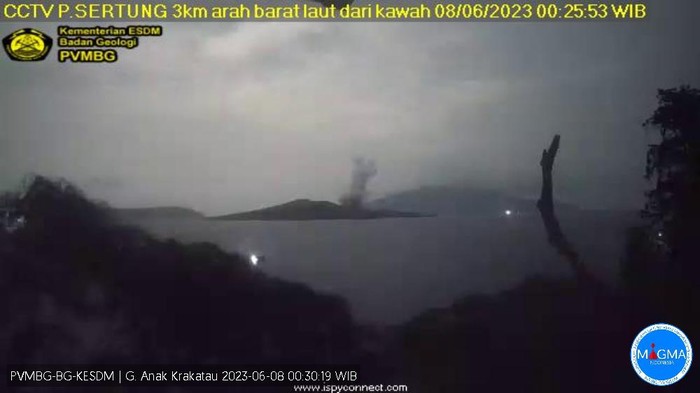 Gunung Anak Krakatau erupsi pada pukul 00.22 WIB, Kamis (8/6/2023) (dok. Ist)