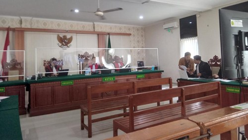 Hakim Ketua Gde Putra Astawa memvonis Manuela dengan pidana penjara 11 tahun pada sidang yang berlangsung secara daring di Pengadilan Negeri (PN) Denpasar, Kamis (8/6/2023). (Aryo Mahendro/detikBali)