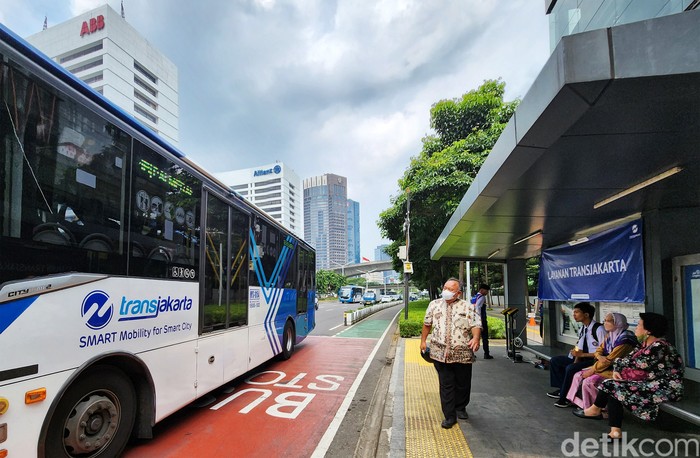 Penumpang ngetap kartu pembayaran non cash Bus TransJakarta di Karet 2 Jakarta, Rabu (7/6/2023). PT Transportasi Jakarta (TransJakarta) menyediakan fasilitas Layanan TransJakarta sebagai pengganti halte yang sedang dalam proses revitalisasi. Layanan TransJakarta itu tampak terlihat sederhana dengan adanya banner sebagai penunjuk informasi dengan mesin tap. Selain itu, pembatas halte hanya diberi garis pembatas kecil.