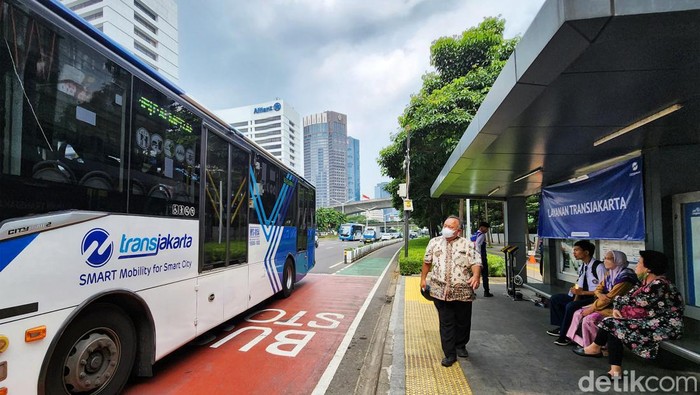 Penumpang ngetap kartu pembayaran non cash Bus TransJakarta di Karet 2 Jakarta, Rabu (7/6/2023). PT Transportasi Jakarta (TransJakarta) menyediakan fasilitas Layanan TransJakarta sebagai pengganti halte yang sedang dalam proses revitalisasi. Layanan TransJakarta itu tampak terlihat sederhana dengan adanya banner sebagai penunjuk informasi dengan mesin tap. Selain itu, pembatas halte hanya diberi garis pembatas kecil.
