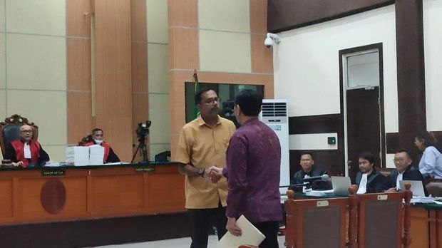 Haris Azhar-Fatia Salami Luhut Binsar Usai Bersaksi di Sidang