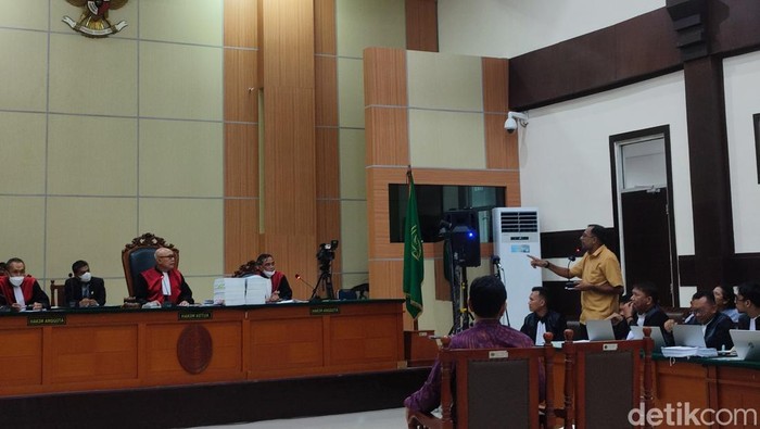 Haris Azhar tunjuk majelis usai suara pengacaranya disebut seperti suara perempuan (Wilda Nufus/detikcom)