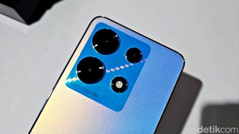 Infinix Note 30 menyertakan kamera 64 MP di bagain belakang yang dipadukan dengan sensor depth 2 MP. Sementara untuk mengabadikan selfie diberikan kamera depan 16 MP. Foto: Adi Fida Rahman/detikINET  