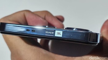Infinix Note 30 menyertakan dua speaker yang diberikan sentuhan JBL sehingga menyuguhkan suara yang lantang di telinga saat menikmati nonton video, memutar musik dan bermain game. Foto: Adi Fida Rahman/detikINET