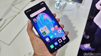 Layar Infinix Note 30 Pro menggunakan panel AMOLED 6,67 inch Full HD+ dengan kecepatan refresh 120Hz, memiliki touch sampling rate 360Hz., San punya kecerahan puncak hingga 900nits. Foto: Adi Fida Rahman/detikINET