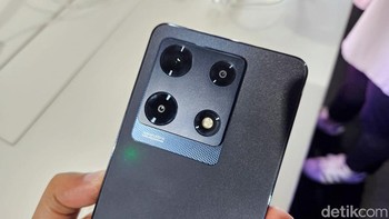 Di bagian belakang Infinix Note 30 Pro terdapat kamera utama 108MP yang dipadukan dengan lensa depth 2MP dan kamera AI. Untuk kamera depan 32MP untuk kebutuhan selfie Anda. Foto: Adi Fida Rahman/detikINET  