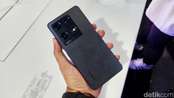 Di bagian belakang, terapat kamera utama 108MP yang dipadukan dengan lensa depth 2MP dan kamera AI. Untuk kamera depan 32MP untuk kebutuhan selfie Anda. Foto: Adi Fida Rahman/detikINET