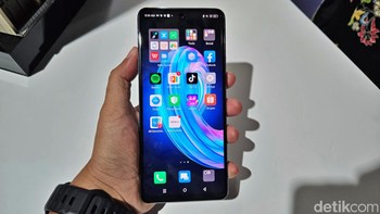 Infinix Note 30 tampil dengan layar yang besar. Memakai panel IPS LCD berukuran 6,78 inch dengan resolusi Full HD+. Demi memberikan pengalaman mulus saat bermain game diberikan dukungan refresh rate 120Hz dan touch sampling rate 240Hz. Foto: Adi Fida Rahman/detikINET