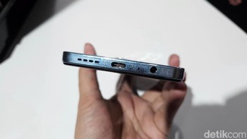 Infinix Note 30 dan Note 30 Pro menawarkan baterai berkapasitas 5.000 mAh. Bedanya Note 30 bawa dukungan fast charger 45W, Note 30 Pro 68W. Foto: Adi Fida Rahman/detikINET