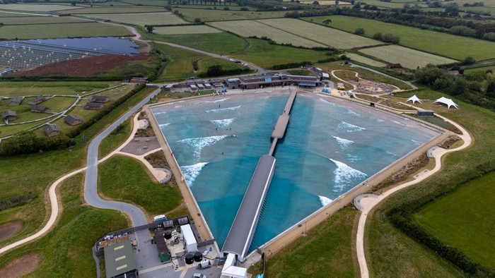 Ini Pusat Selancar Terbesar di Inggris People bodysurf at The Wave, which is England's only inland surfing destination, located near Bristol, as staff arrive at work early to celebrate World Ocean Day with a swim in, what team members affectionately describe, as 'their own slice of the ocean' before the surfing lake opens to the public. Picture date: Thursday June 8, 2023. (Photo by Ben Birchall/PA Images via Getty Images)