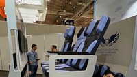 Ide Núñez Vicente adalah melengkapi pesawat dengan tempat duduk bertingkat yang dia sebut Chaise Longue. Jadi satu tingkat akan berada di tengah, diapit oleh dua baris tempat duduk pesawat reguler di depan belakang. Dengan cara ini, semua penumpang akan merasa nyaman duduk di pesawat.  (Alejandro Nunez/Instagram)