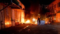 Sejumlah pemuda Palestina melemparkan batu ke pasukan Israel, yang menembakkan peluru tajam, granat kejut, dan gas air mata ke arah kerumunan.  