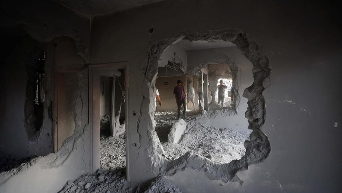 Israel Serbu Ramallah dan Dihadang Pemuda Palestina People inspect the house demolished by Israeli army in Ramallah, in the Israeli-occupied West Bank, June 8, 2023. REUTERS/Mohammed Torokman