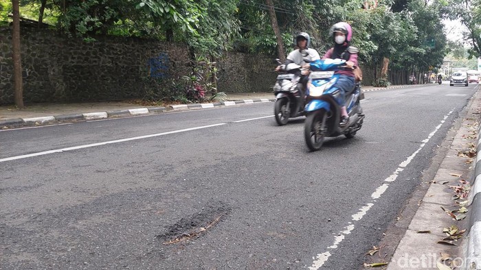 Jalan berlubang di Jalan Tamansari Bandung