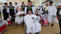 Kedatangan jemaah haji gelombang dua ini disambut Direktur Bina Haji Arsad Hidayat, Konsul Haji KJRI Jeddah yang juga Wakil Ketua PPIH Arab Saudi 1444 H/2023 M Nasrullah Jasam, Tim KJRI Jeddah, Tim Pemantau Haji yang juga Irwil Kemenag Kusoy, dan Kadaker Bandara Haryanto. Dari pihak Saudi, hadir Ketua Wukala Bandara King Abdul Aziz Jeddah Sahir Mathar. Foto: MCH 2023