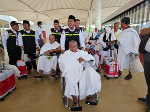 Pedagang di Arab Saudi Teriak Nama Jokowi-Anies Pikat Jemaah Indonesia