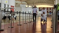 Dari 393 jemaah, 25 di antaranya menggunakan kursi roda. Keluar dari pintu terminal A bandara, mereka diantar menuju bus dengan mobil golf. Semua sudah lengkap memakai kain ihram. Foto: MCH 2023