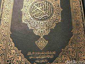 Jemaah Haji RI Wisata Belanja Sambil Wakaf Quran di Madinah