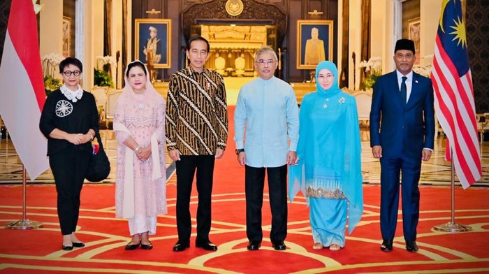 Presiden Joko Widodo (Jokowi) dan Ibu Negara Iriana Joko Widodo bertemu dengan Yang di-Pertuan Agong Sultan Abdullah dan Permaisuri Azizah Aminah Maimunah Iskandariah. Pertemuan ini merupakan agenda terakhir Jokowi dalam kunjungan kerja di Malaysia.