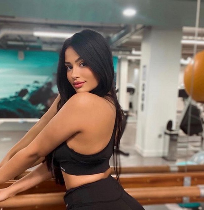 Julia mengaku bahwa dalam sehari dia bisa match dengan 500 pria di aplikasi kencan. Namun pada akhirnya para cowok itu kabur karena penampilan Julia dianggap mengintimidasi kaum Adam. Foto: dok. Instagram/@juju.brazil