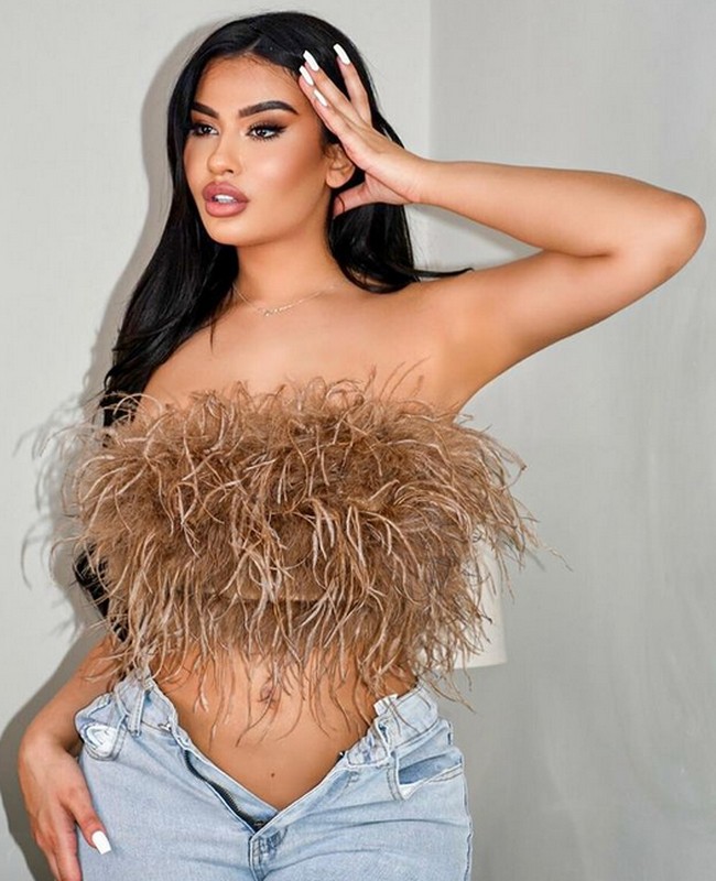 Penampilan seksi Julia memang memikat. Namun tidak menjamin pria jadi percaya diri untuk mendekatinya. Foto: dok. Instagram/@juju.brazil