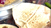 Dalam penyajiannya, nasi daging unta muda disajikan dengan nasi dalam piring besar. Tersedia kuah kari bagi yang ingin nasinya berkuah. Sedangkan daging unta muda yang disemur disajikan bersama roti prata. Makannya dengan cara dicocol ke dalam saus. Foto: Meliyanti Setyorini