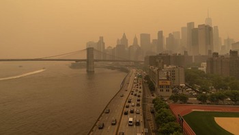 Menurut Ryan Stauffer, ilmuwan NASA spesialis polusi udara, kejadian semacam ini yang disebabkan kebakaran hutan di Kanada adalah sangat langka dan ekstrim. Pejabat Kanada bahkan telah mengubungi negara lain untuk membantu memerangi lebih dari 400 kebakaran di seluruh negeri yang telah membuat 20.000 orang mengungsi. Foto: Getty Images