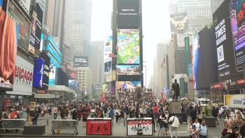 Karena asap yang parah, Administrasi Penerbangan Federal mengandangkan semua pesawat di Bandara LaGuardia Kota New York pada hari Rabu (7/6) waktu setempat. Foto: Getty Images