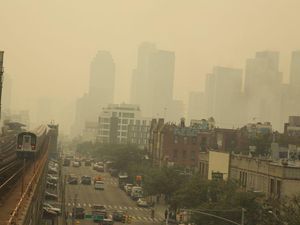 Belum Pernah Terjadi, New York Bagikan Masker N95 karena Kabut Asap