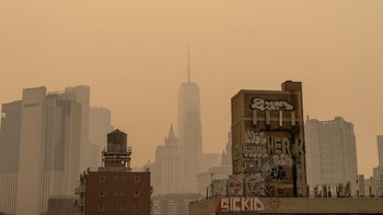 Pemandangan langit New York yang keruh dan orange, seperti mau kiamat. Kualitas udara pun sangat buruk. Semua ini karena asap dari kebakaran di hutan Kanada yang menyebar melalui angin. Otoritas New York pun menghimbau penduduk memakai masker. Aktivitas luar ruangan disarankan sebisa mungkin diminimalisir dan penerbangan pesawat juga dibatalkan. Foto: Getty Images