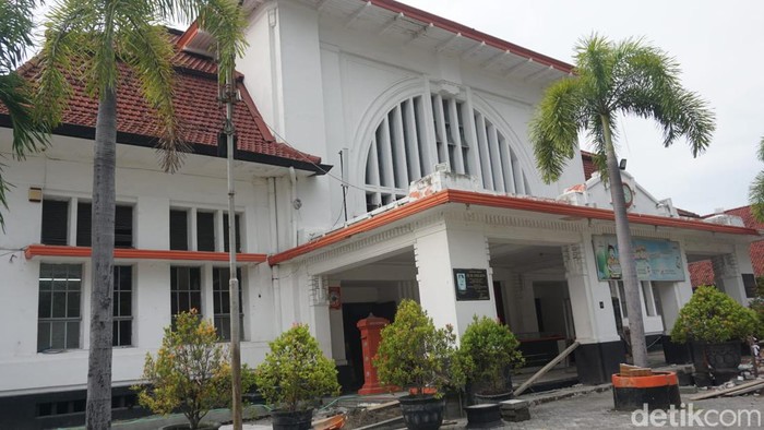 Pengamat sejarah asal Surabaya, Kuncarsono Prasetyo mengatakan HBS era Soekarno adalah HBS dengan lokasi kedua. Yang saat ini ditempati Kantor Pos Besar Surabaya.