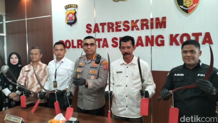 Kapolresta Serang Kota Kombes Sofwan Hermanto saat menunjukan barang bukti (Foto: Bahtiar Rifai/Detikcom)
